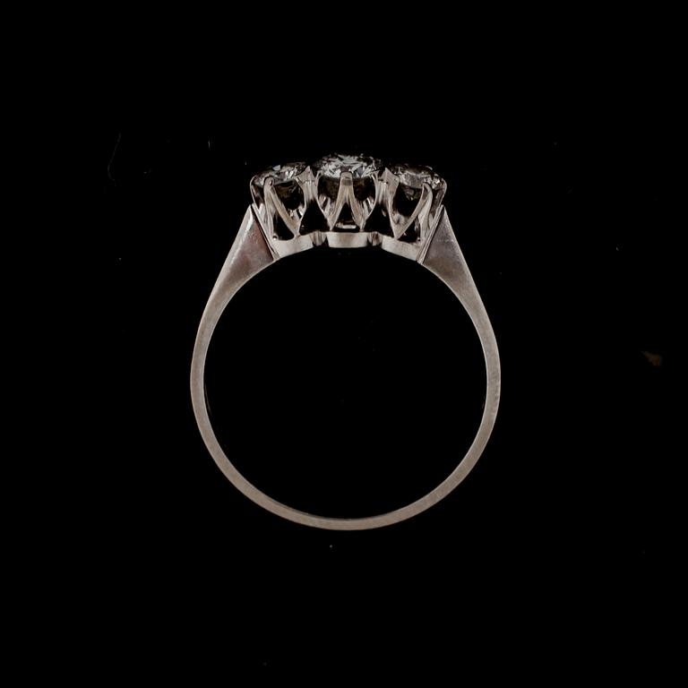 RING, 18 k vitguld med briljantslipade diamanter, totalt ca 0,60 ct. G. Dahlgren, Malmö, 1960. Vikt ca 2,5 g.