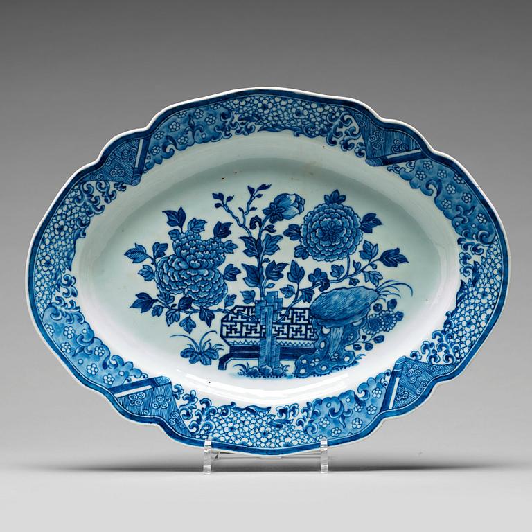 A blue and white serving dish, Qing dynasty, Qianlong (1736-95).