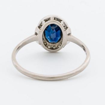 RING, 18K vitguld fasettslipad safir samt 8/8 slipade diamanter ca 0,10 ct, Strömdahl Stockholm.