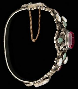 ARMRING, silver med bla röda och gröna stenar, renässansstil, tidigt 1900-tal. Vikt 50g.