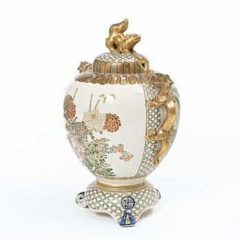 Urna med lock, Satsuma, Japan, 1900-tal.