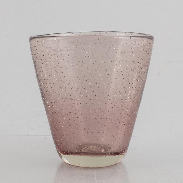 Gunnel Nyman, a glass vase, Nuutajärvi, Finland 1948.