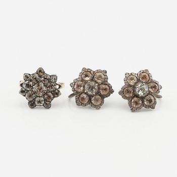 Ring and a pair of earrings in silver with faceted topazes and paste, circa 1900.