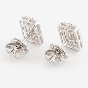 Earrings, 18K white gold set with brilliant-cut and baguette-cut diamonds.