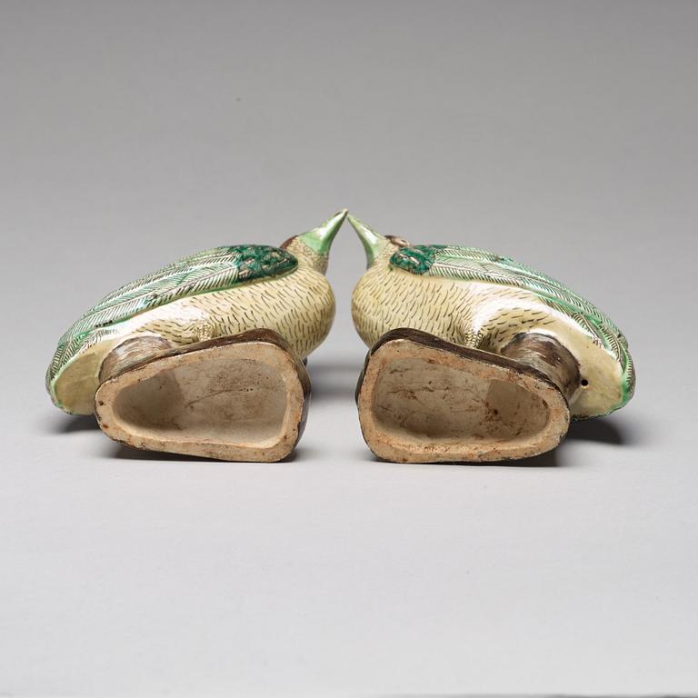 FIGURINER, ett par, porslin. Qingdynastin, 1800-tal.