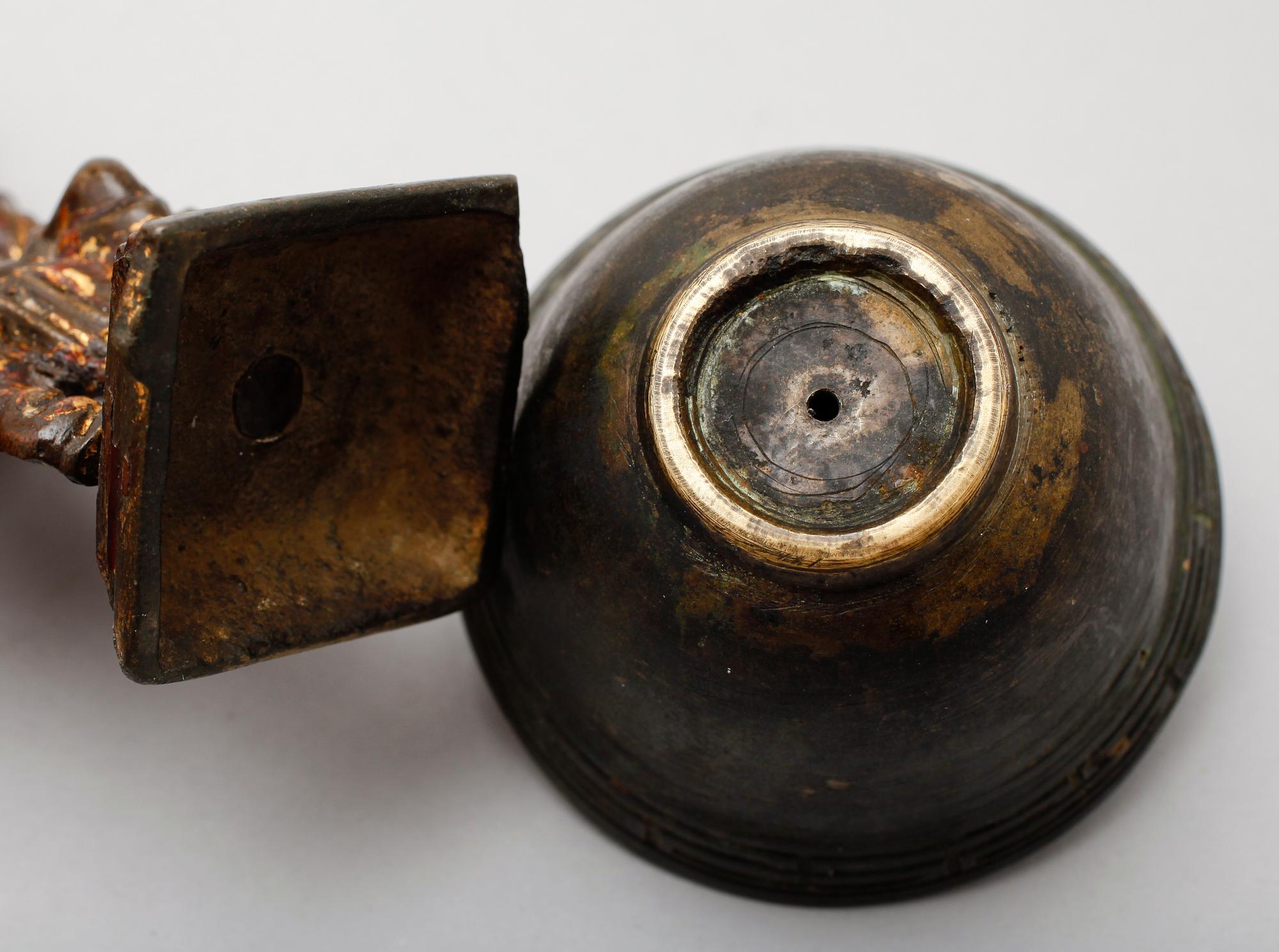 VINSKÅL SAMT FIGUR, brons, Kina, 1800/1900-tal.