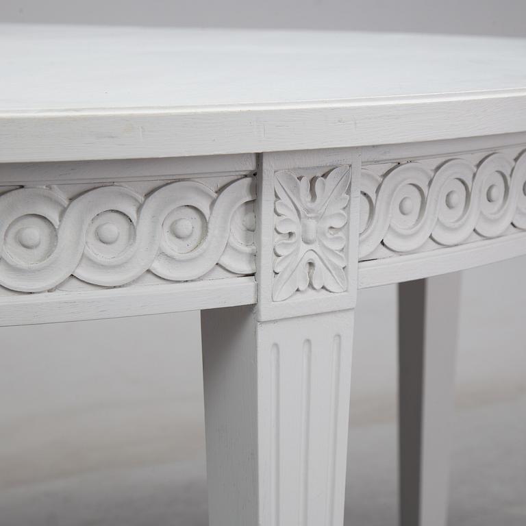 A mid 20th Century dinner table.