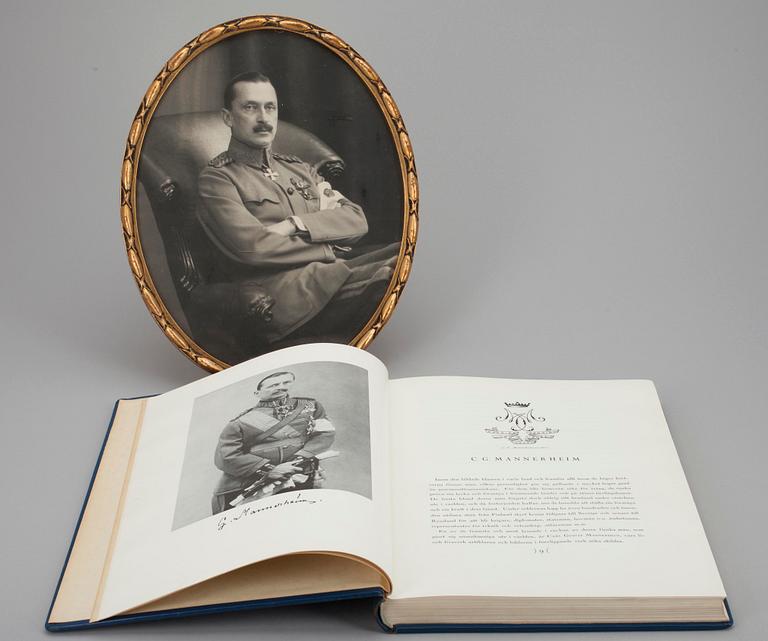 FOTOGRAFI, C.G. Mannerheim och BOK, "Mannerheim", numrerad upplaga, nr 1633, Förlagsaktiebolaget Kivi, Helsingfors 1937.