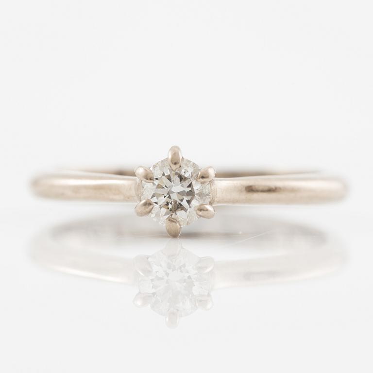 Ring, 14K vitguld med briljantslipad diamant.