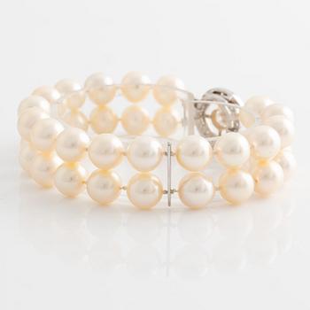 A cultured pearl bracelet.