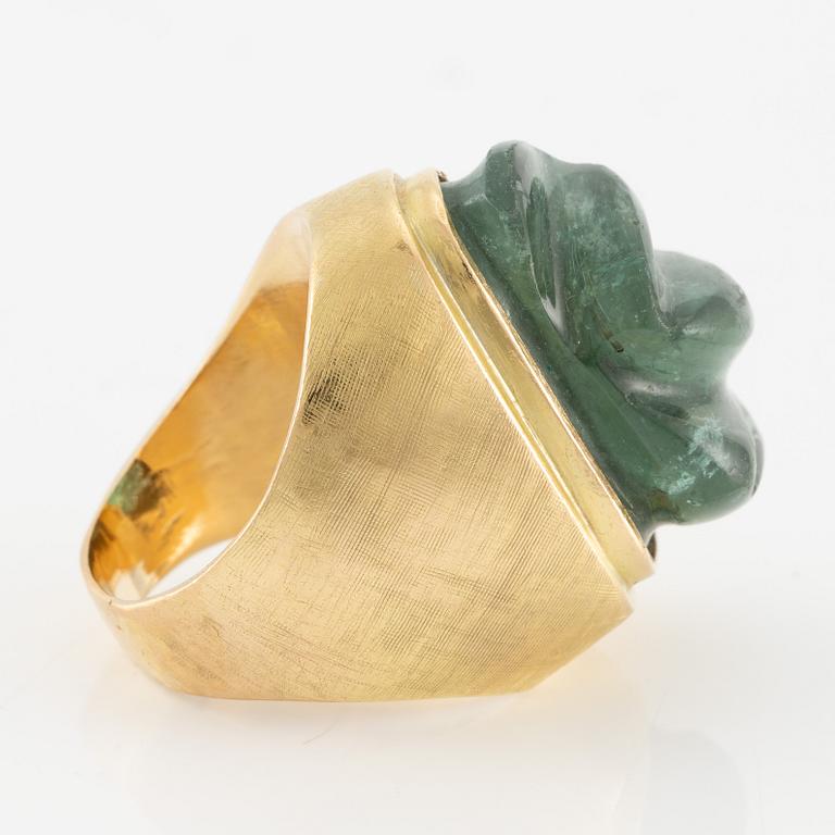 Ring in 18K gold with a carved tourmaline.