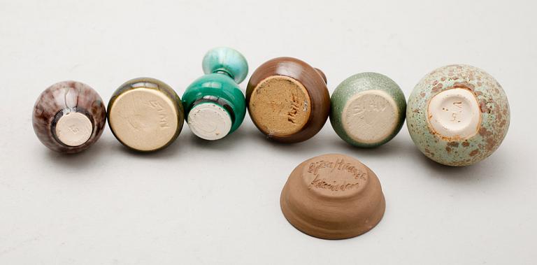 MINIATYRVASER OCH SKÅLAR, 15 st, stengods och porslin, 1900-talets mitt.