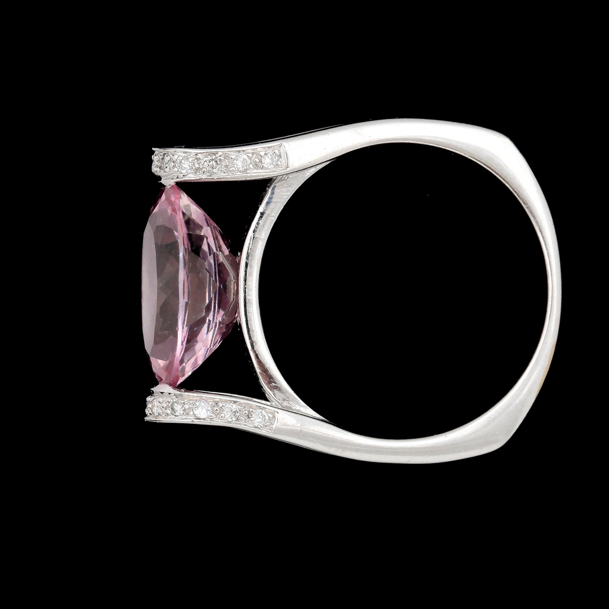 RING, 18k vitguld med rosa oval fasettslipad trol topas samt små briljantslipade diamanter. Tot vikt 5,2g.