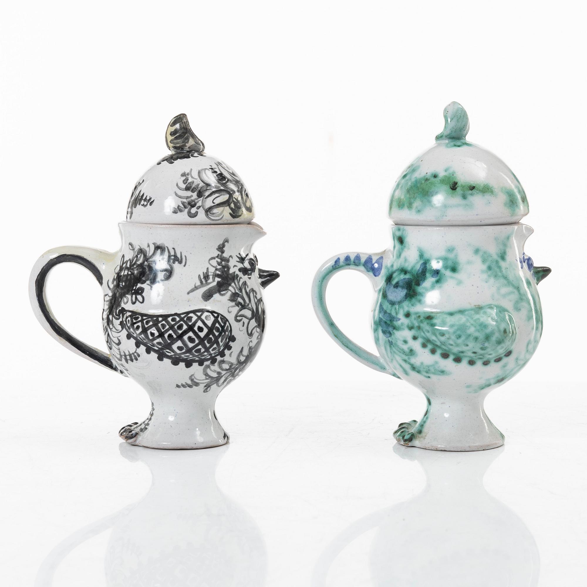 Björn Wiinblad, kannor med lock, två stycken, fajans, signerade och daterade -52 respektive -53.