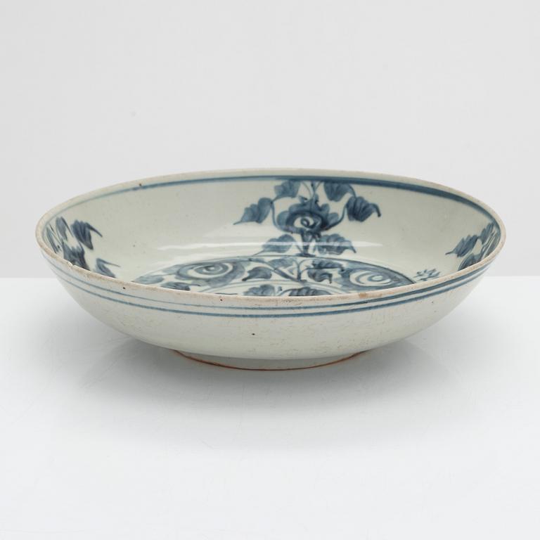 A blue and white Swatow dish, Ming dynasty (1368-1644).