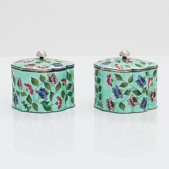 Kryddset på bricka, silver och emalj, Korea 1900-talets senare hälft.