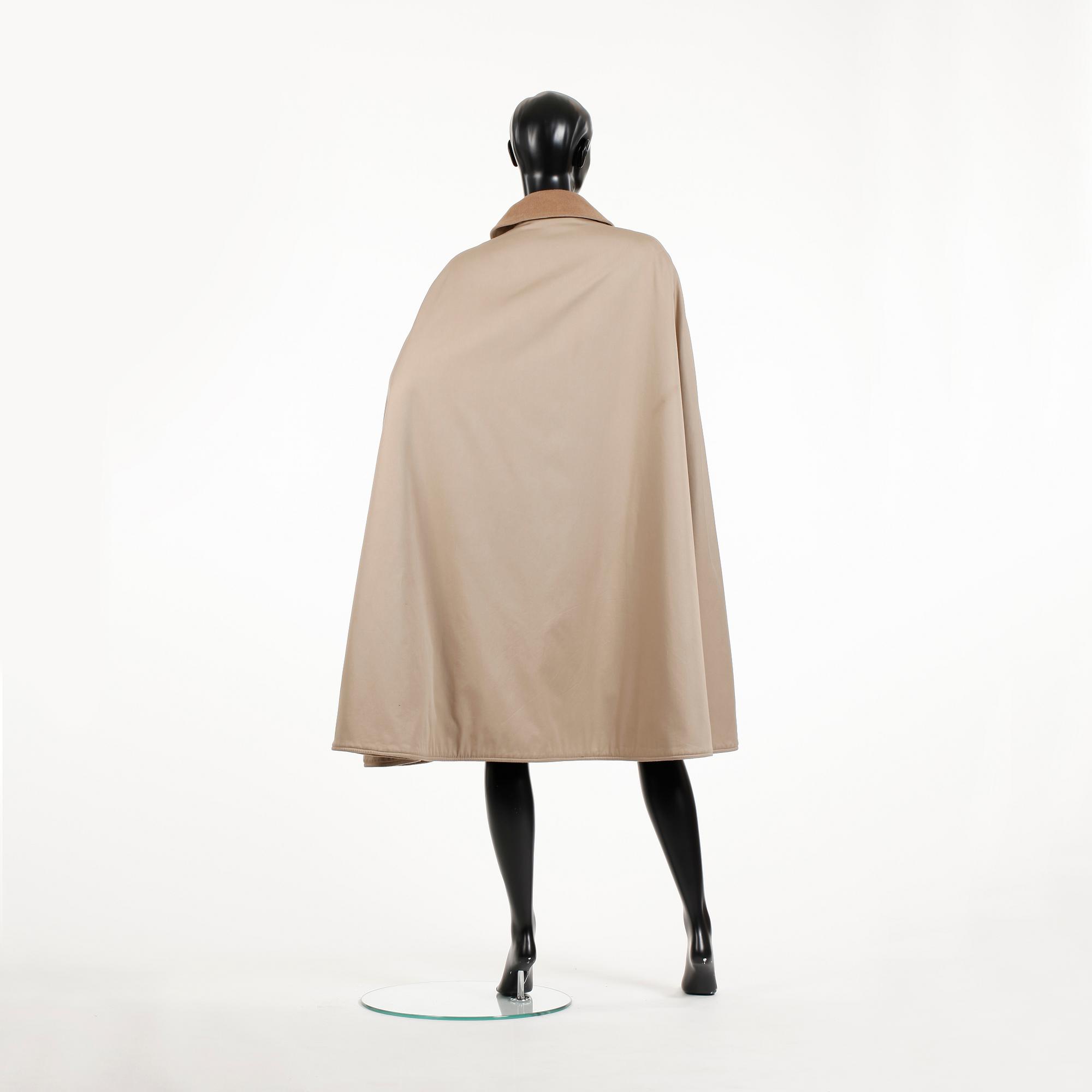 CÉLINE, a beige reversible cape.