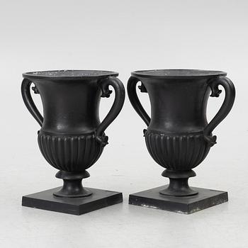 A pair of "Prakturnan" urns, Byarums Bruk, 21st century.