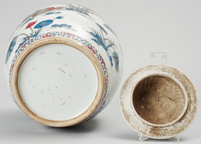 URNA med LOCK. porslin. Kina. 1900-tal.