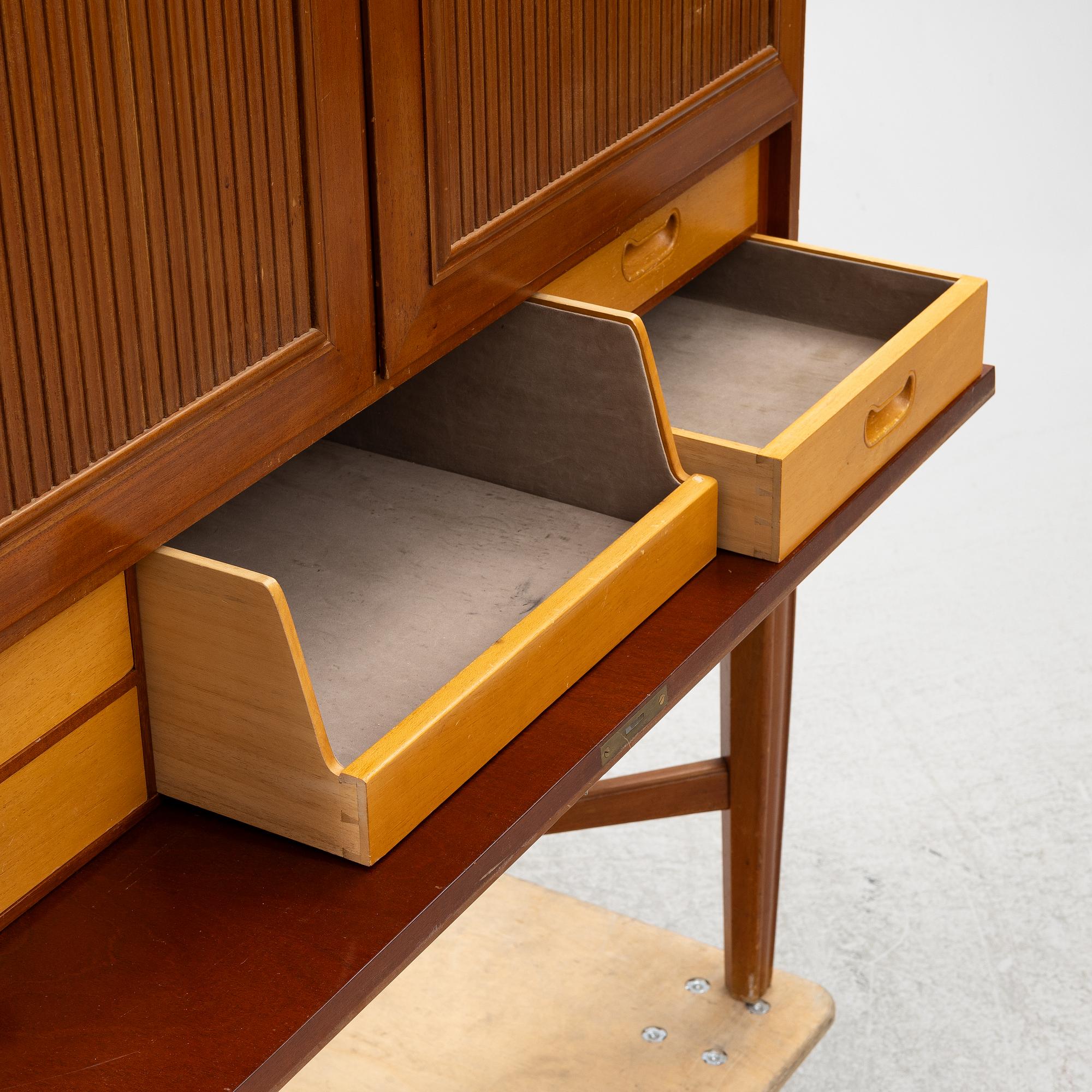 Skåp, Swedish Modern, sannolikt utfört av snickarmästare Hjalmar Jackson eller Hjalmar Wikström, Stockholm, 1940-tal.