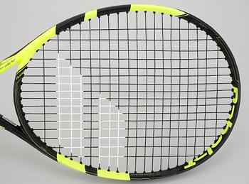 NADAL-KIT, tröja samt racket signerade av Rafael Nadal.