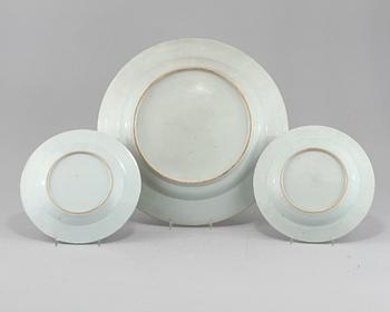 FAT samt TALLRIKAR, 2 st, porslin, Kina, 1700-tal.