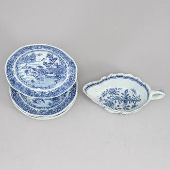 A set of five blue and white dessert dishes and a sauce boat, Qing dynasty, Qianlong (1736-95).