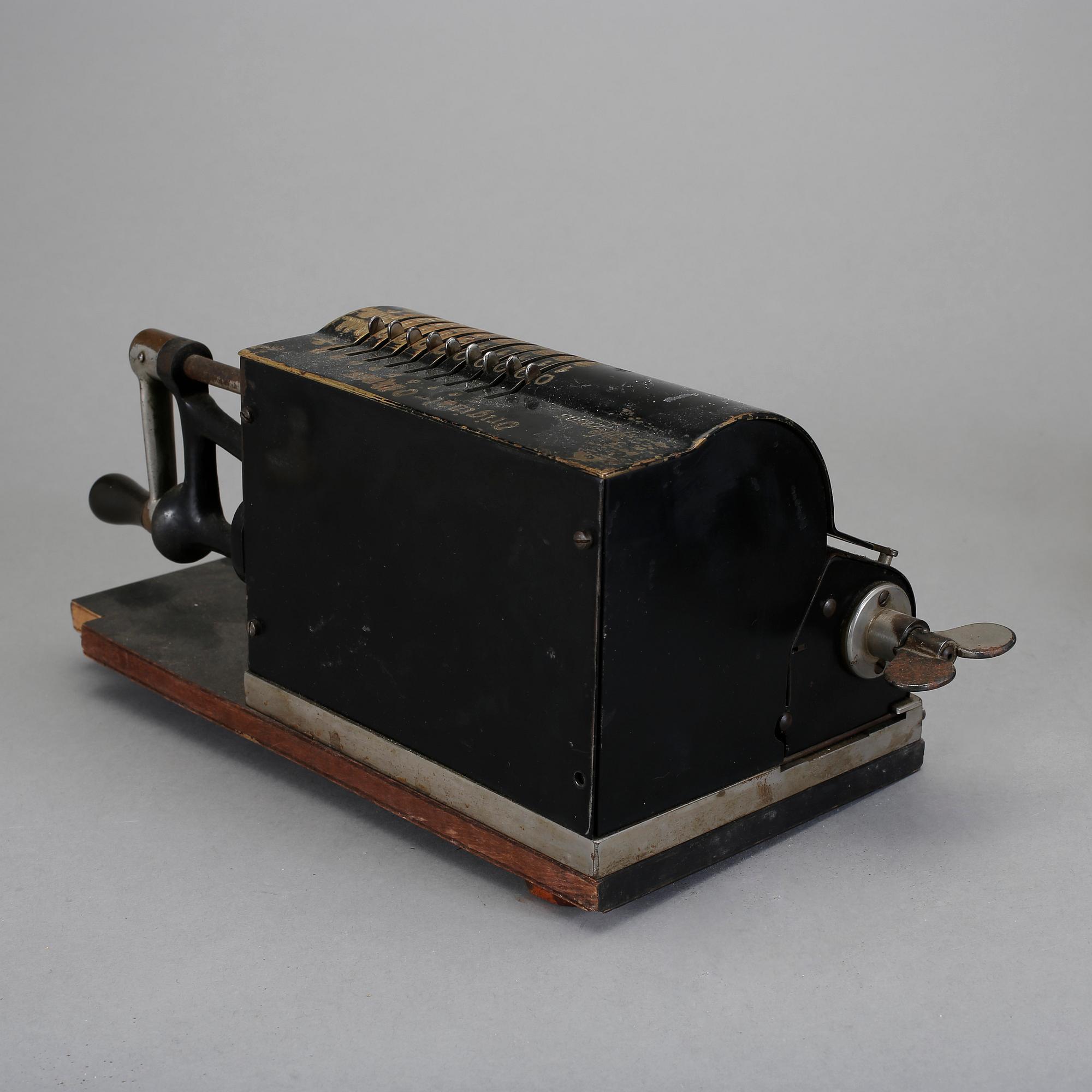 RÄKNEMASKINER, 3 st, tidigt 1900-tal.