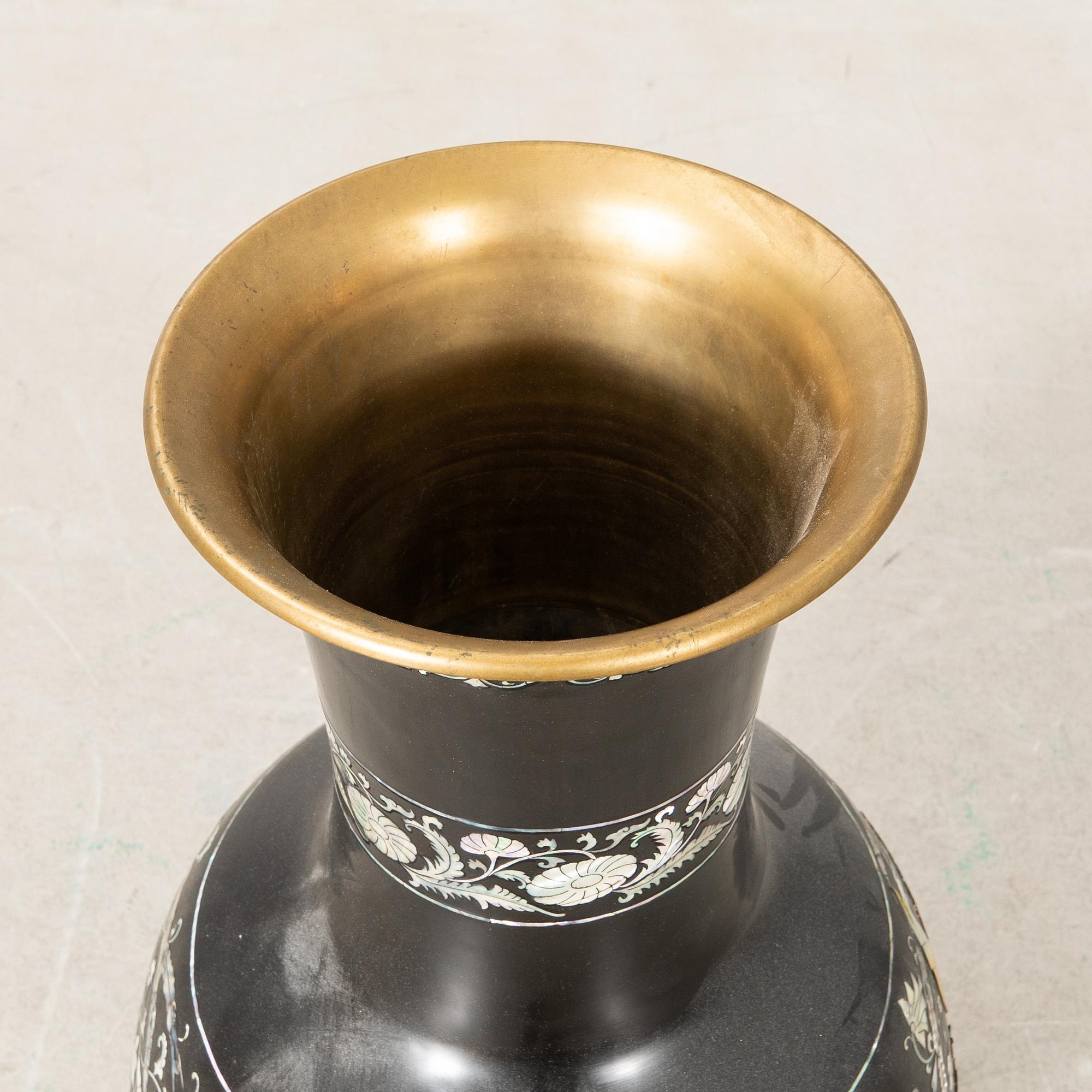 Floor vase East Asia 20th century.