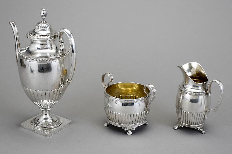 KAFFESERVIS, 3 snarlika delar, silver, GAB och CG Hallberg Stockholm 1903-1911. Total vikt ca 1145 gram.
