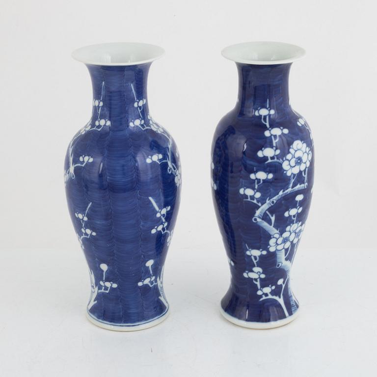 Two similar Chinese blue and white porcelain vases, late Qing dynasty/20th century.