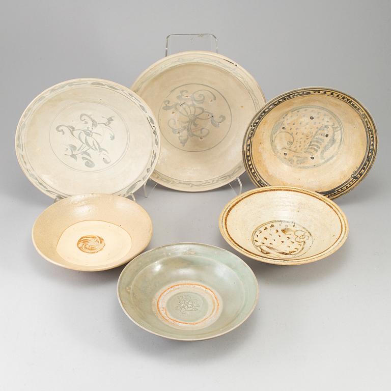 FAT samt SKÅLFAT, sex stycken, keramik. Sydostasien, troligen 1400-, samt 1800-tal.