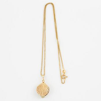 Pendant in the shape of a shell with an 18K gold chain.