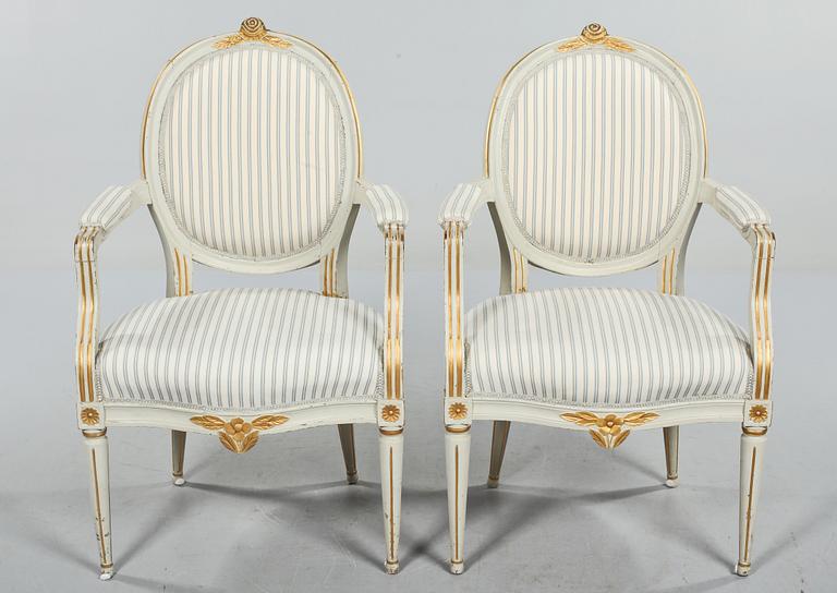 KARMSTOLAR, ett par, gustaviansk stil, 1900-talets andra hälft.