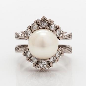 Ring, 14K vitguld med odlad pärla och briljantslipade diamanter.