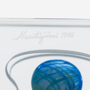 Oiva Toikka, annual glass cube 1988, signed Oiva Toikka Nuutajärvi 1988, 121/2000.