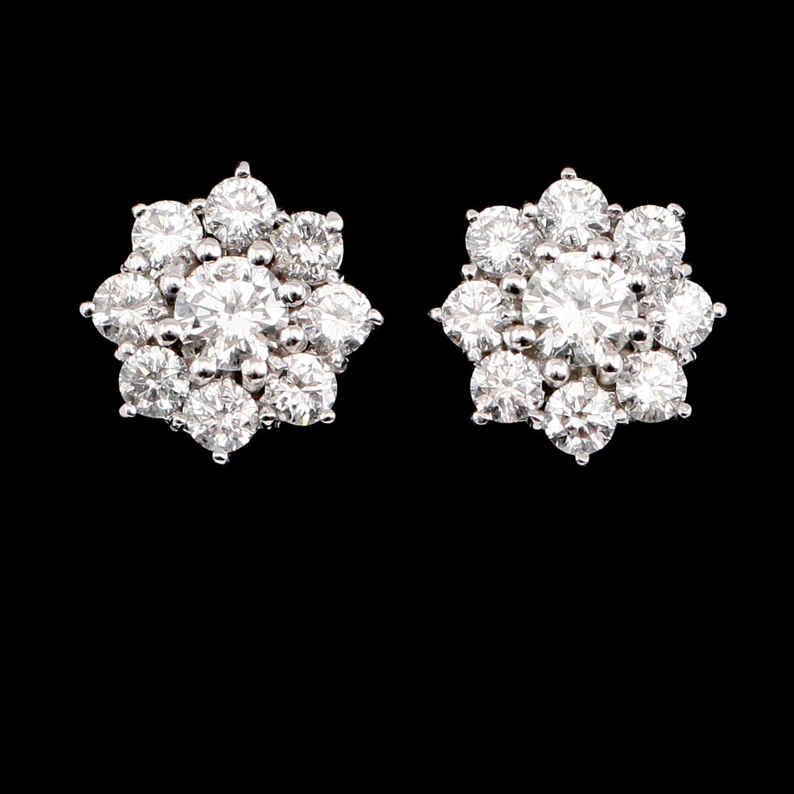 ÖRHÄNGEN, 1 par, 18 k vitguld, briljantslipade diamanter tot ca 1.45 ct.