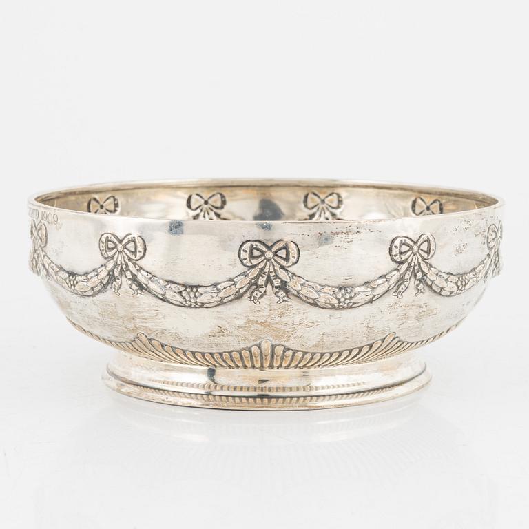A silver bowl and a tray, including CG Hallberg, Stockholm, 1909.
