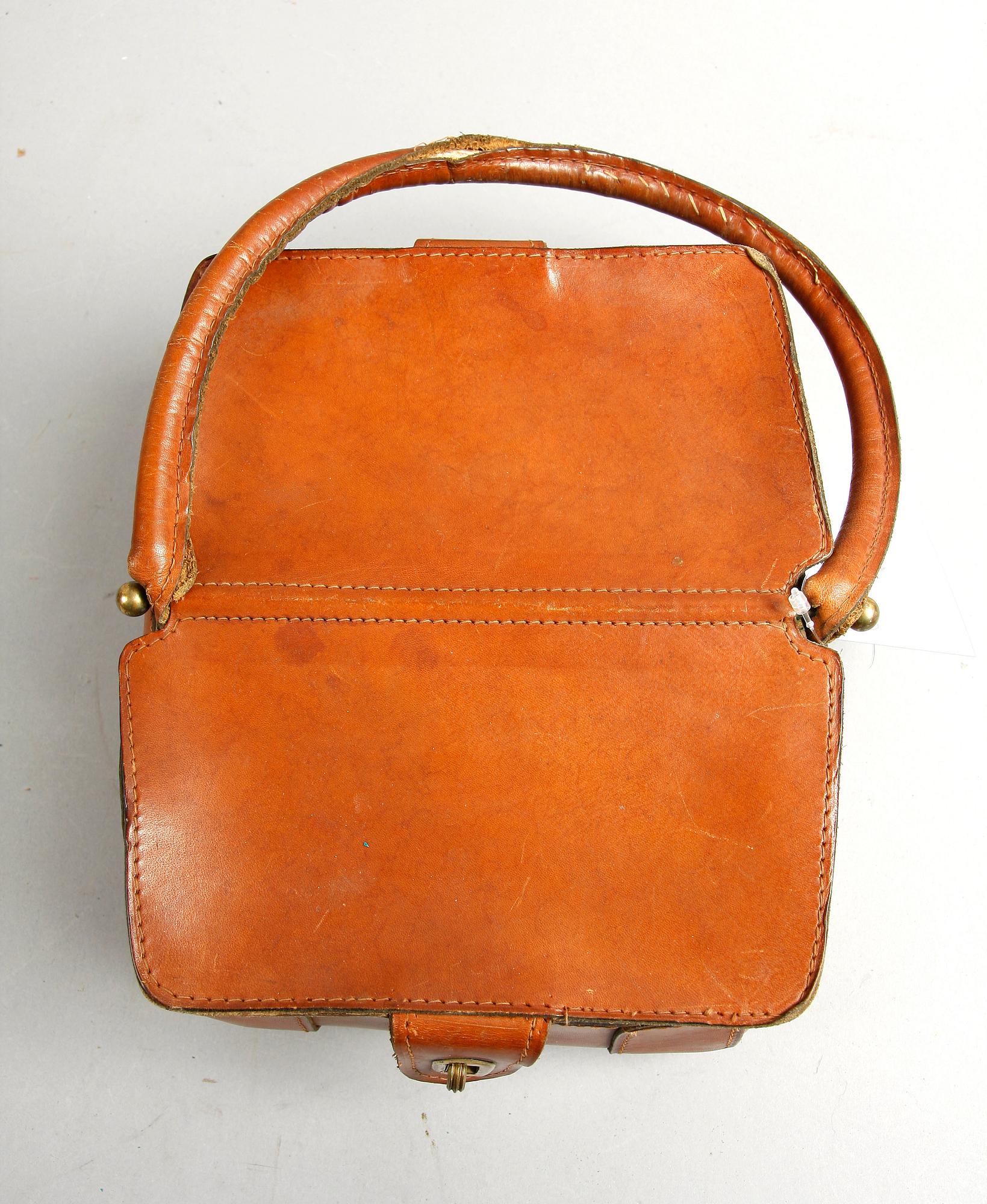 HANDVÄSKOR, 2 st, 1900-talets första hälft.