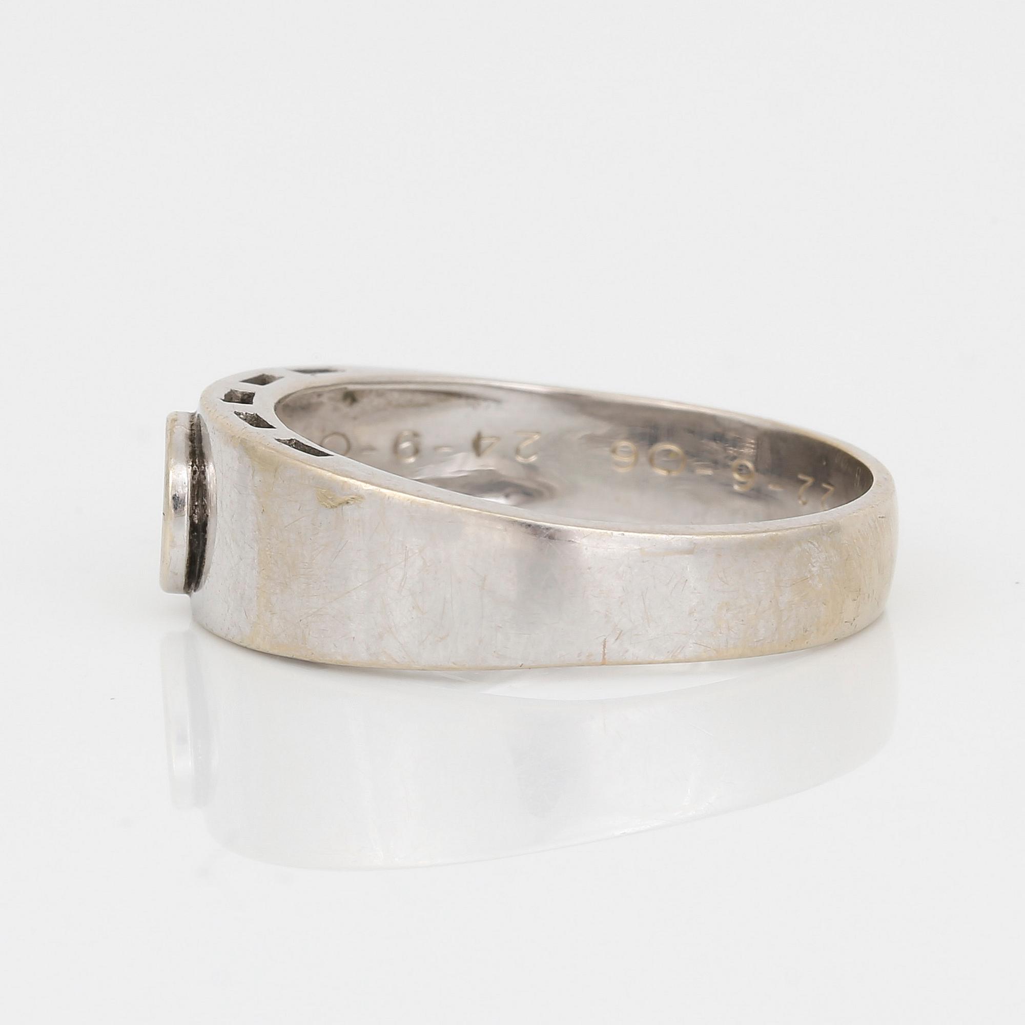 RING, 18K vitguld med briljantslipad diamant, 0,48 ct. Total vikt ca 6,43 g.