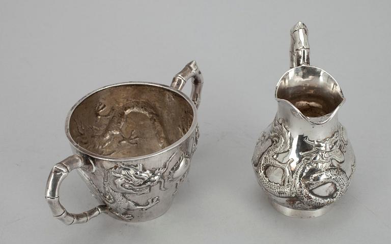 SOCKERSKÅL OCH GRÄDDSNÄCKA, kinesiskt silver. Vikt ca 332 g.