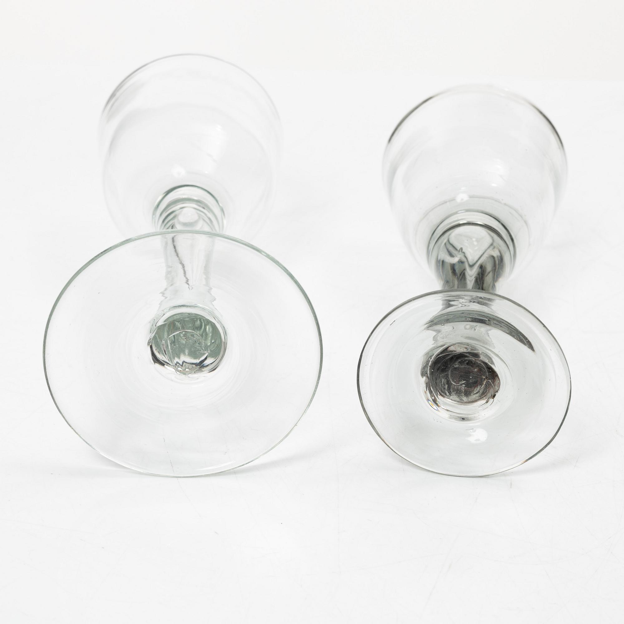 Starkvinsglas, 2 st, snarlika, 1700-tal.