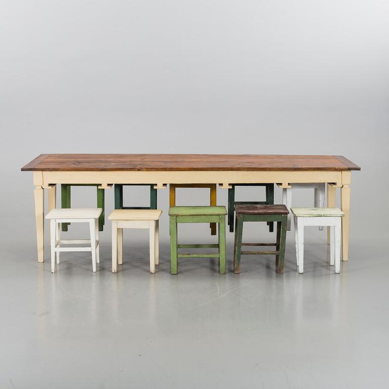 A MODERN TABLE MED STOOLS.