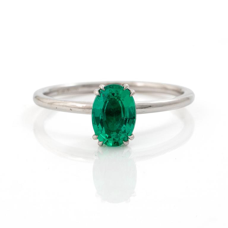 Ring 14K white gold with synthetic emerald and brilliant-cut diamonds.