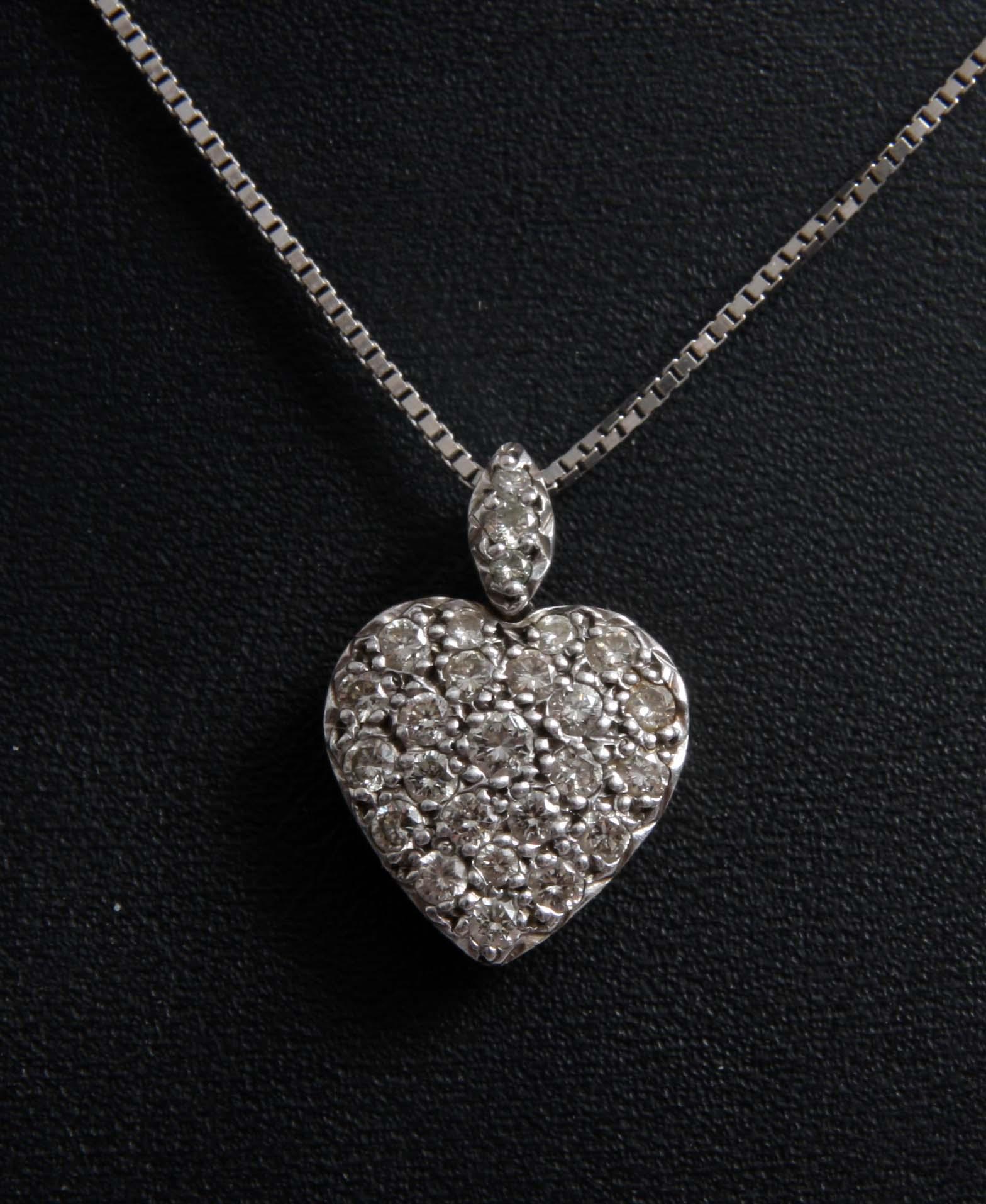 HÄNGE, guld 14 K, hjärtformat, besatt m biljantslipade diamanter.