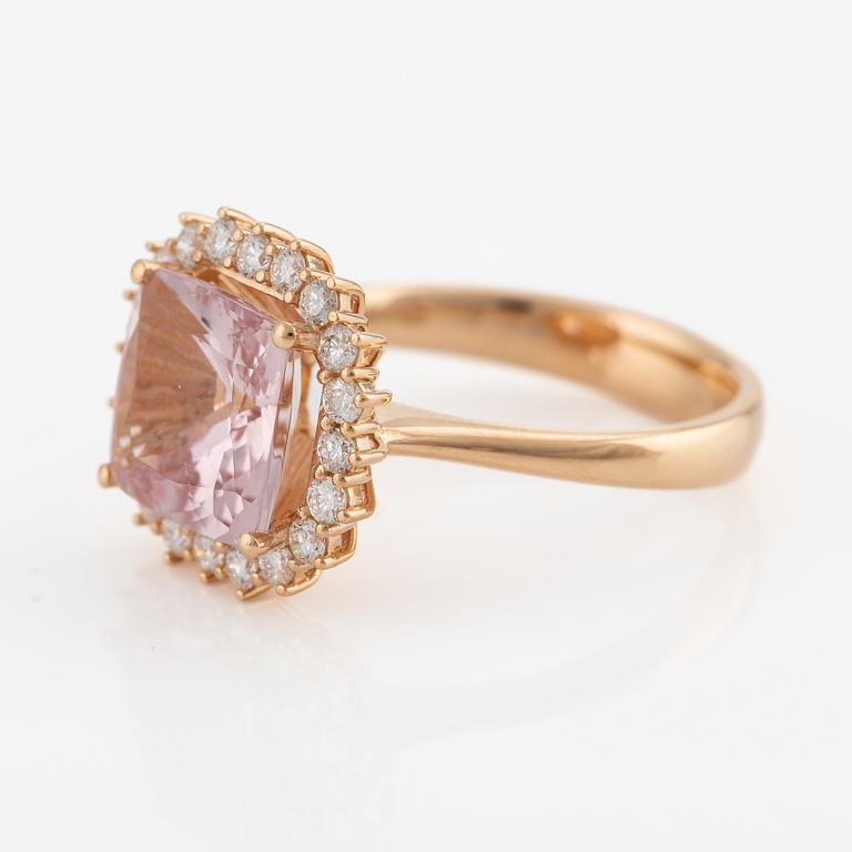 Ring in 18K gold with a faceted morganite and round brilliant-cut diamonds.