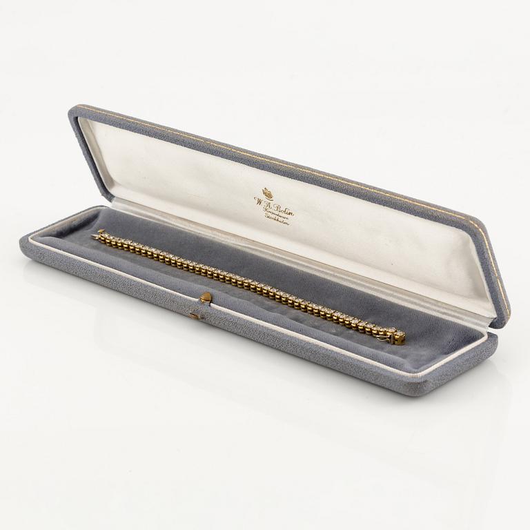 A tennis bracelet in 14K gold with round brilliant-cut diamonds.