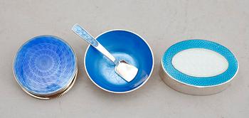 DOSOR, 2 st samt SALTKAR, silver.  Vikt ca 98 g.