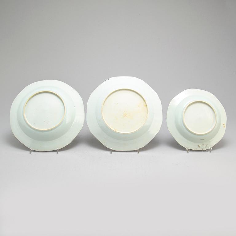 SERVISDELAR, 32 stycken, porslin. Qingdynastin, 1800-tal.