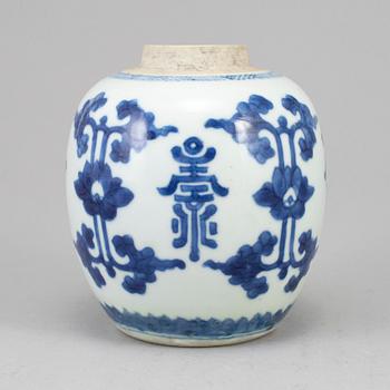 A blue and white tea caddy, Qing dynasty, early 18th century.